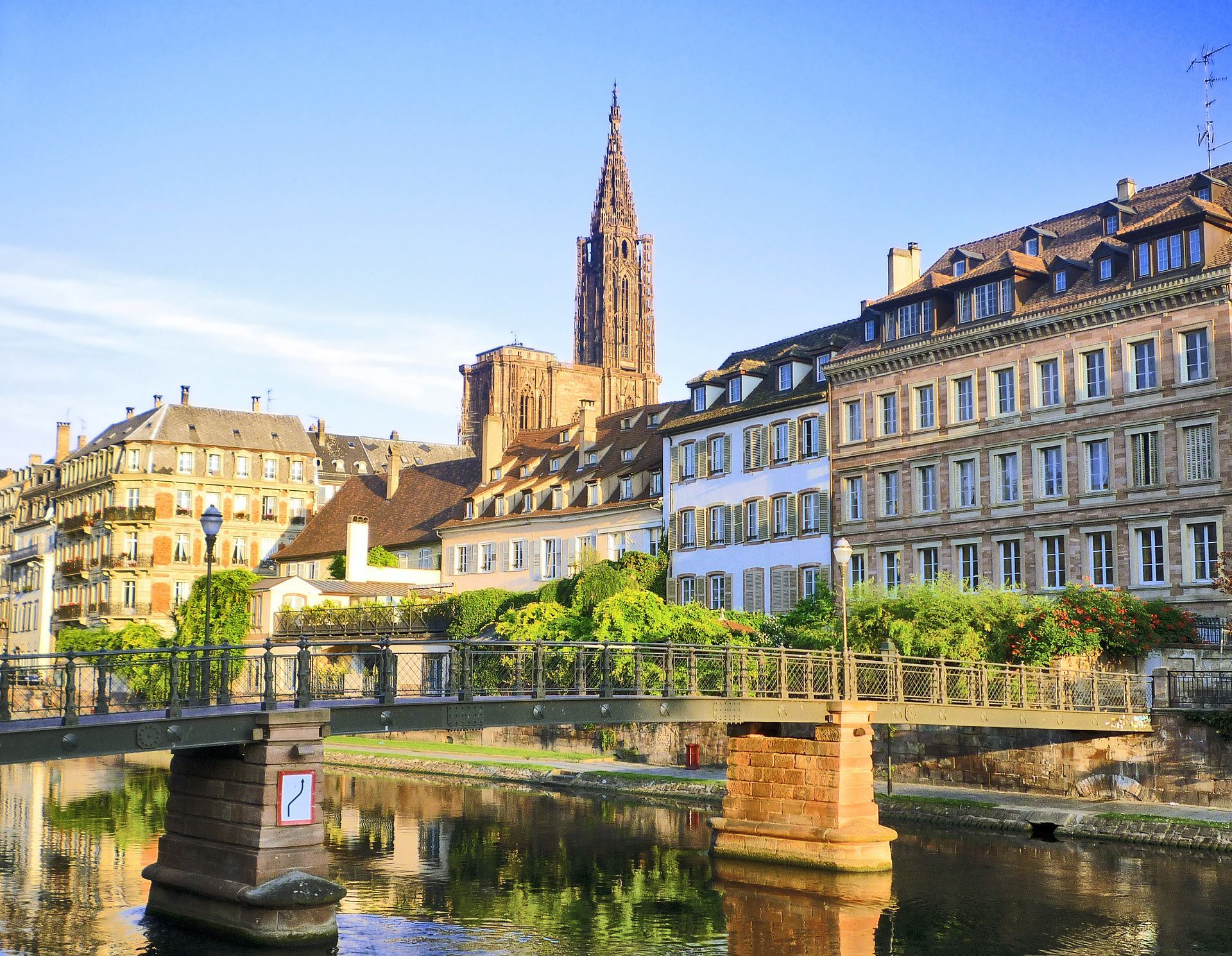 Quais de Strasbourg, cathédrale en arrière plan