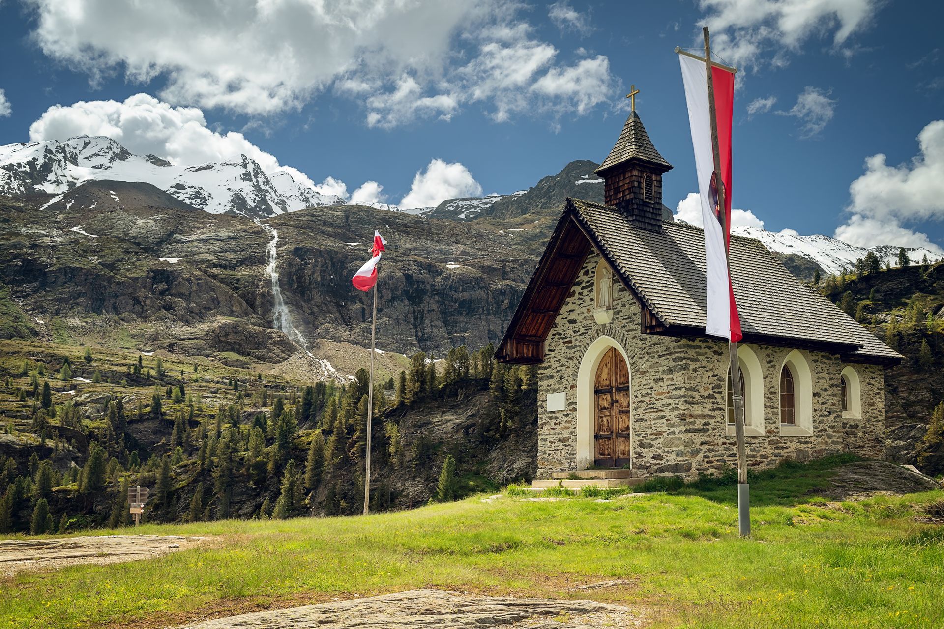Badhaus an der Zufallhütte im Martelltal mit Blick auf den Konzentschatter Wasserfall