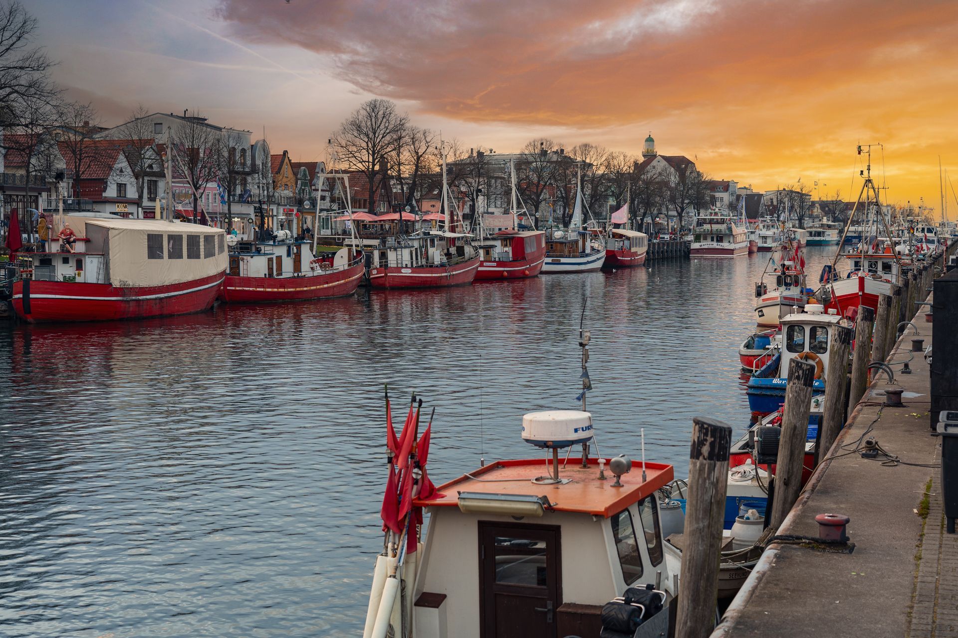 Ostsee Gespensterwald Strandkorb Rostock Warnemünde Strand Bäume Meer Salzwasser Küste Brandung Steilküste Wolken Gezeiten Himmel Wolken Stralsund Sonnenaufgang  Sonnenuntergang  Boot