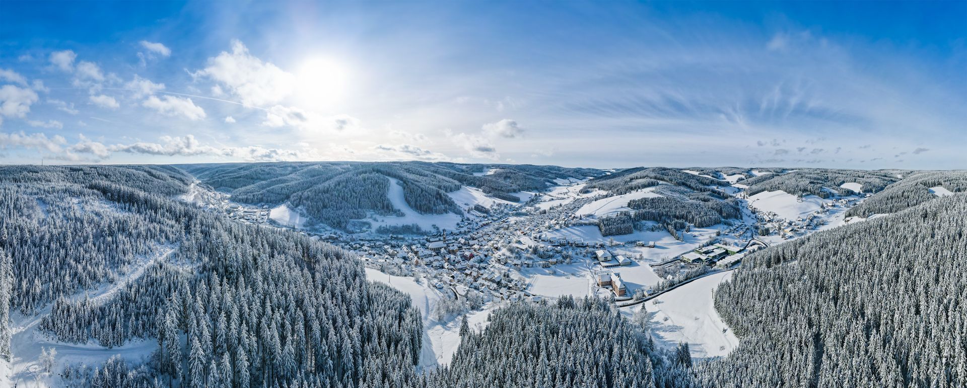 Panorama im Winter mit Blick über Vöhrenbach im Schwarzwald