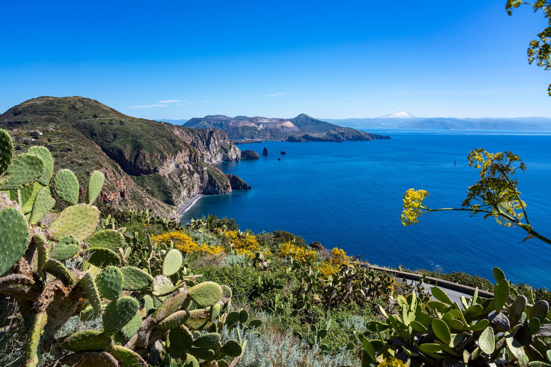 Sizilien: Küstenwanderung Insel Lipari - fantastischer Panoramablick vom Belvedere Quattrocchi auf die Felsen Faraglioni, Vulcano und den Ätna