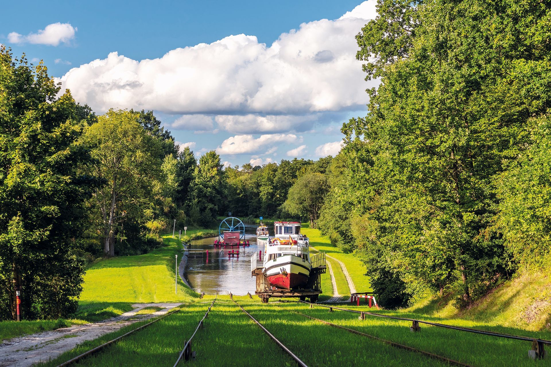 Green nature of the Elbląg Canal (Kanał Elbląski), famous lan