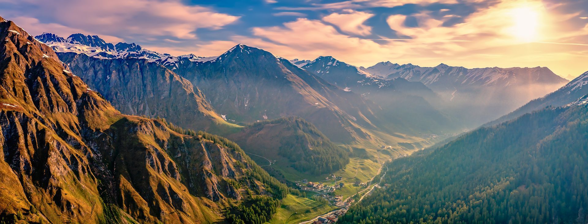 Berglandschaft um Samnaun bei Sonnenaufgang