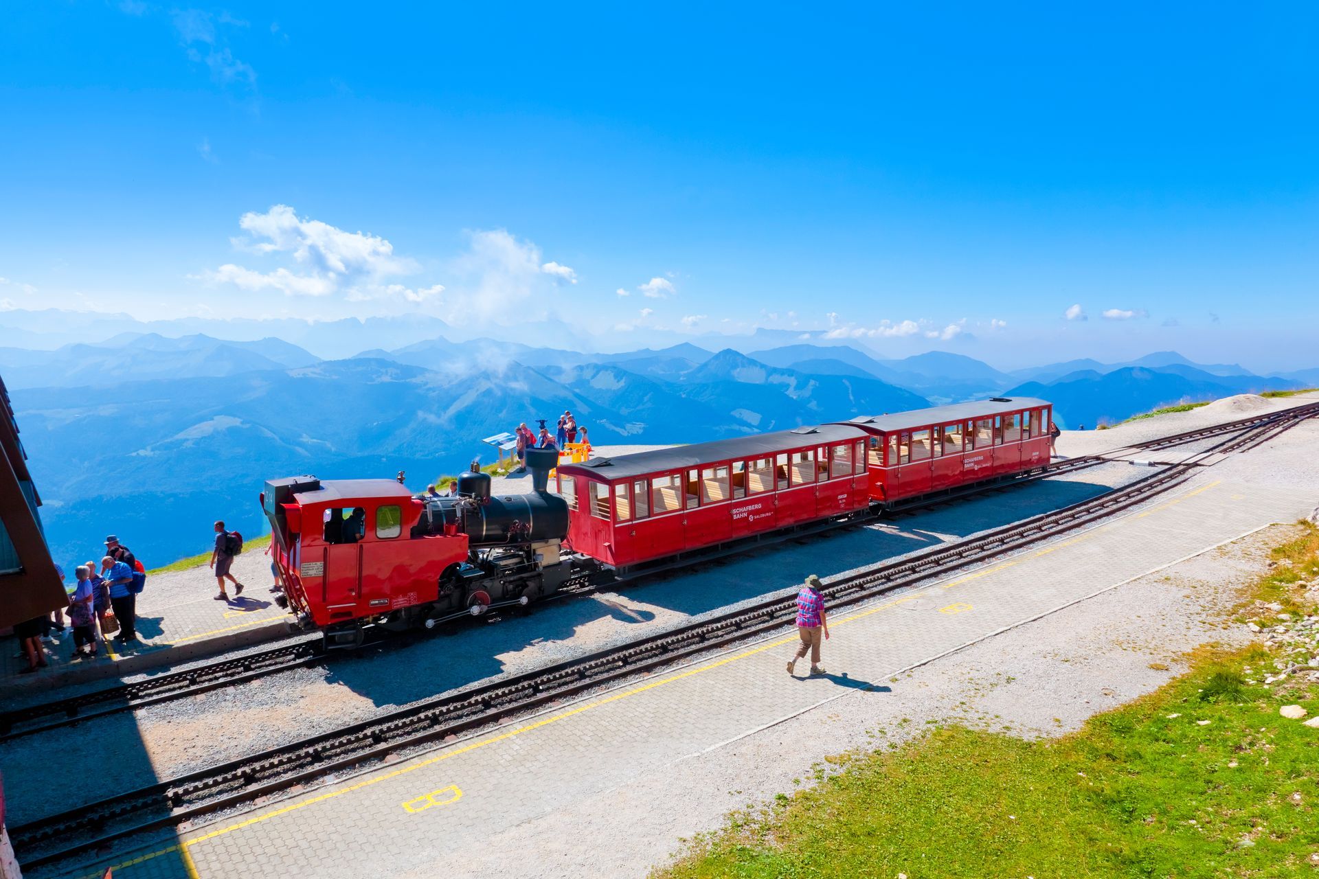 Bergpanorama mit der Endstation der Schafbergbahn in Österreich