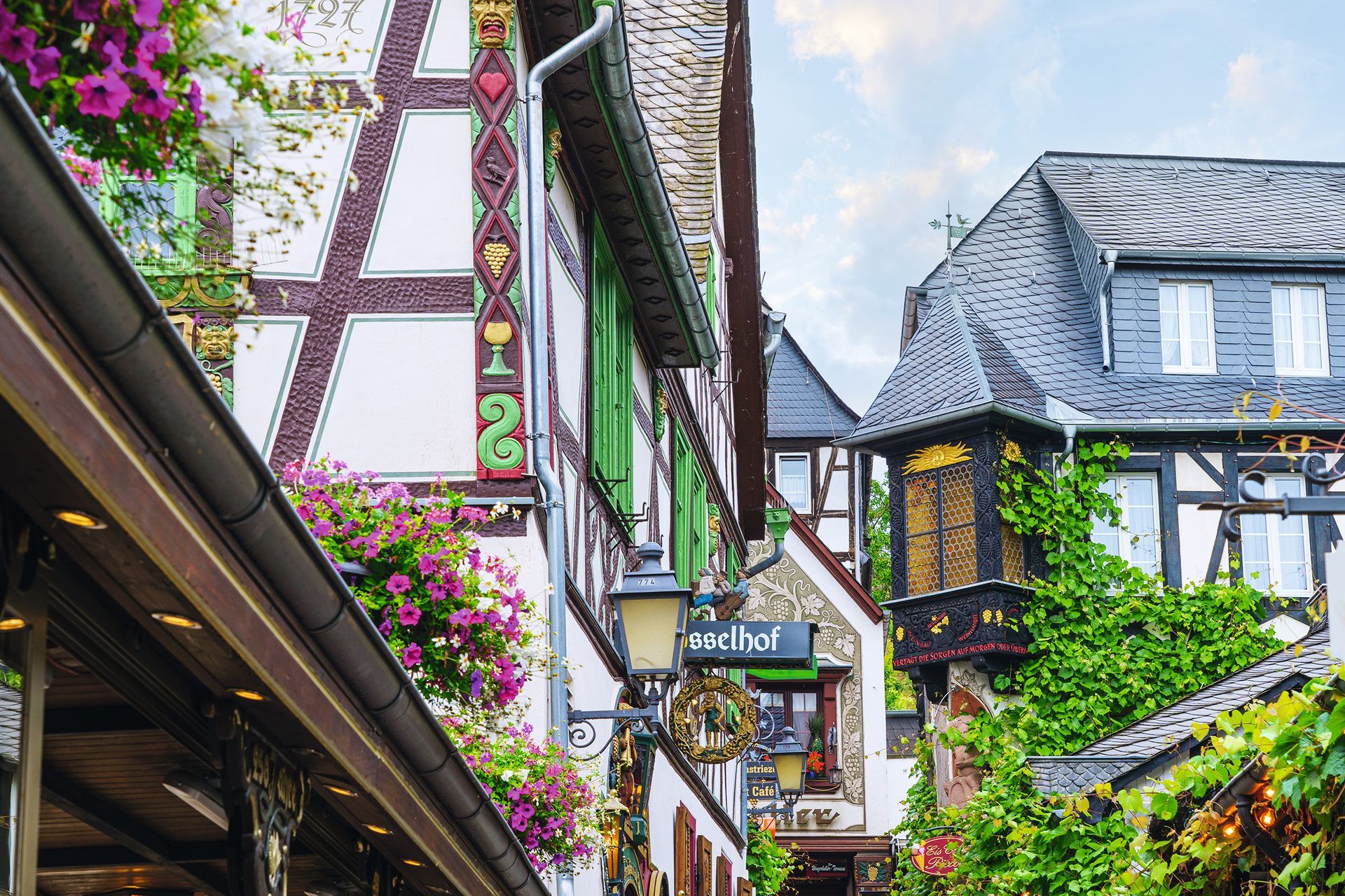 04.07.2021, Germany, Hessen, Rüdesheim am Main – an old town with narrow alleys.