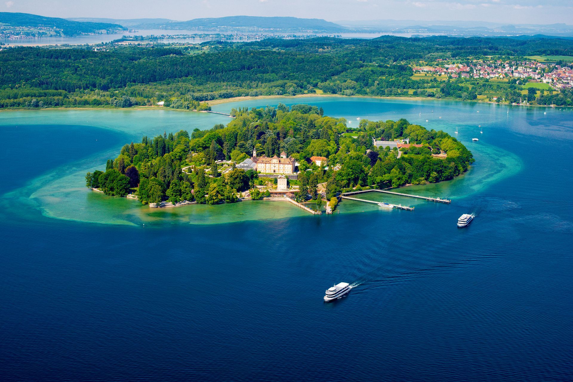 Insel Mainau mit Schiff von oben