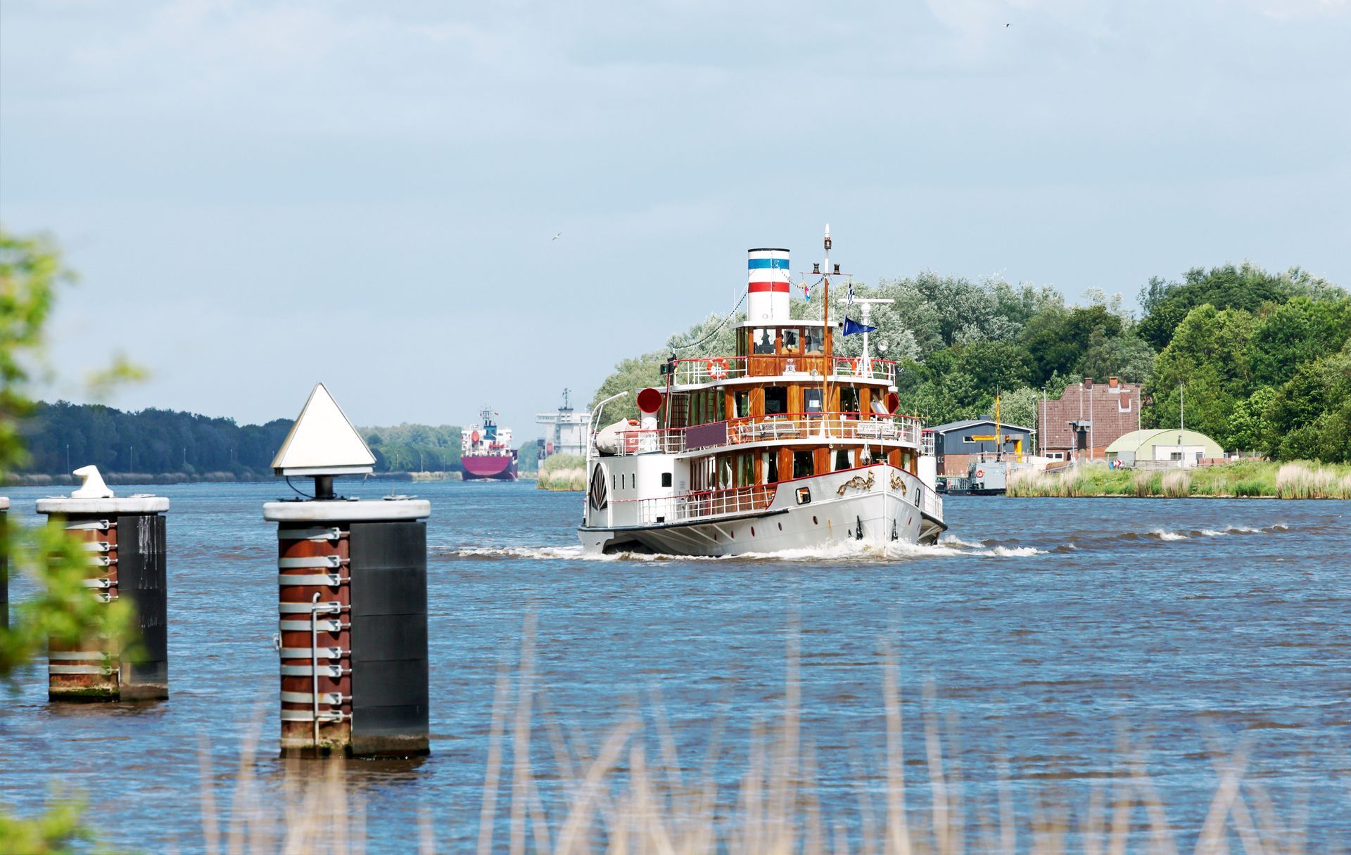 Raddampfer auf dem Nord-Ostsee-Kanal bei Oldenbuettel in der Nähe von Rendsburg, Deutschland