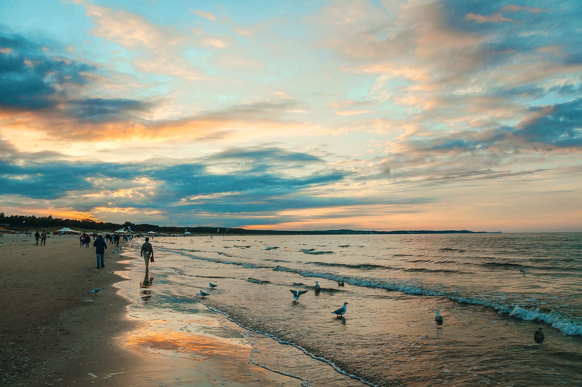  Strand in Swinemünde-Polen, mit Farben Reflexionen in Meer. Be