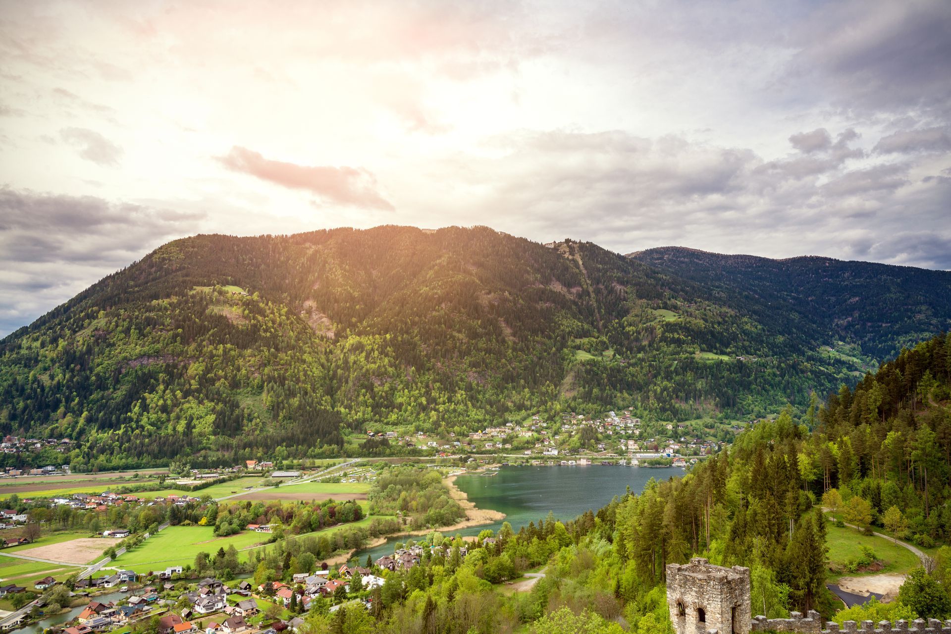 Blick auf die Gerlitzen und den Ossiacher See, Österreich