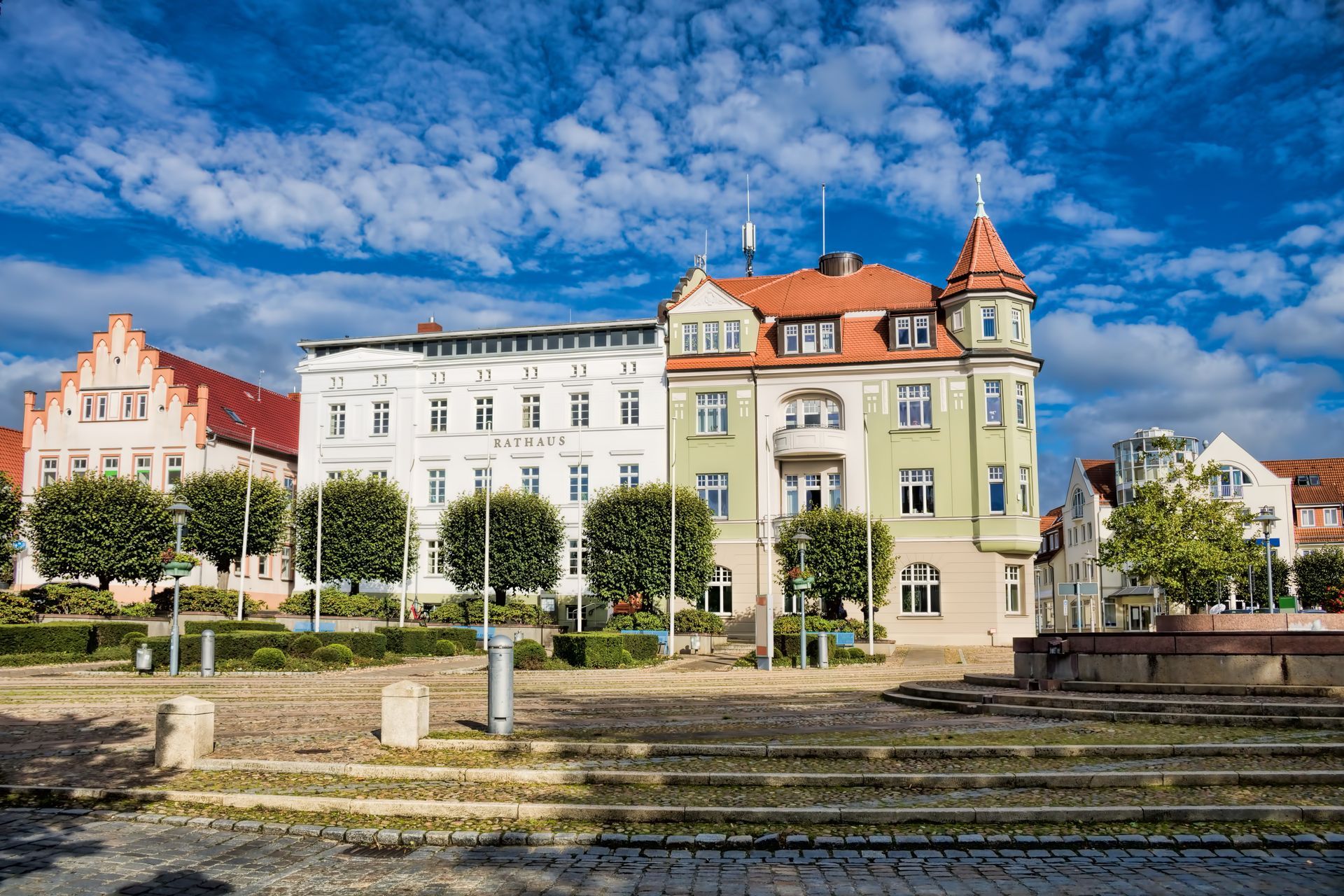 bergen auf rügen, deutschland - rathausplatz mit altem brunnen
