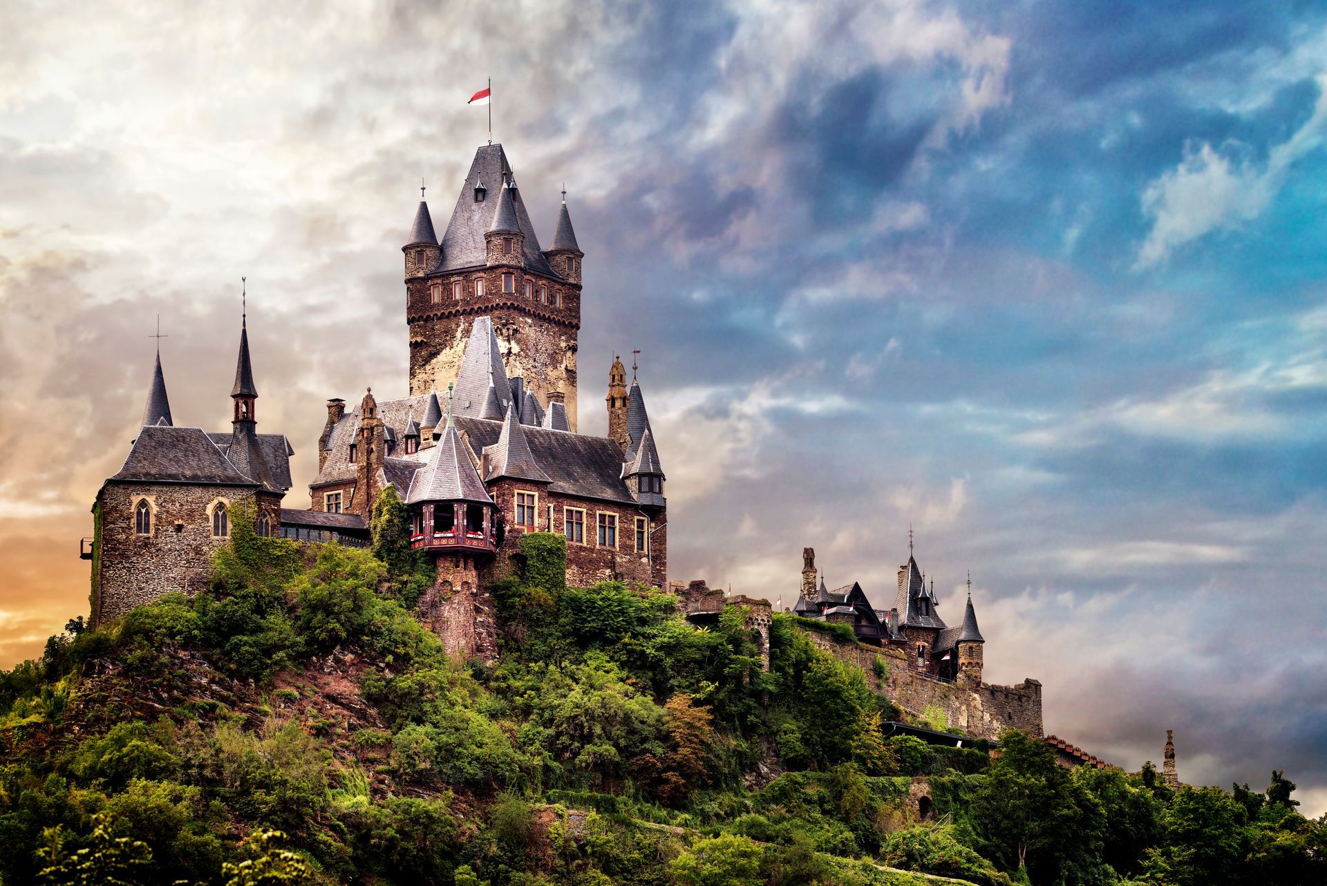 Deutschland;  Die  " Reichsburg Cochem "  im letzten Abendlicht.