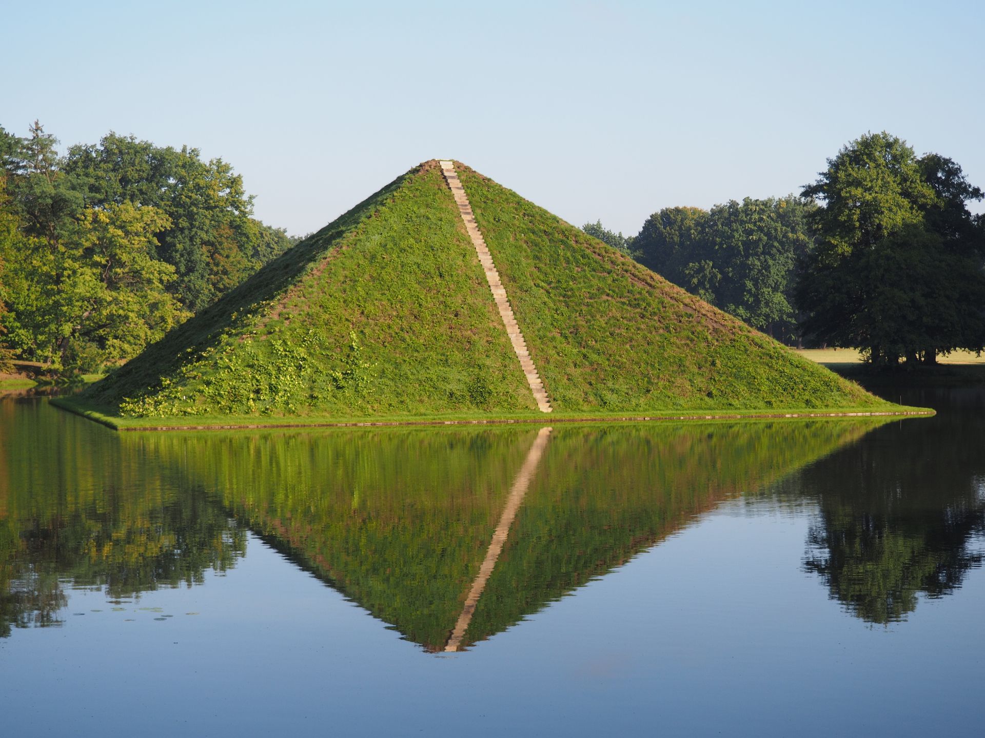 Seepyramide im Schlosspark Branitz in Cottbus