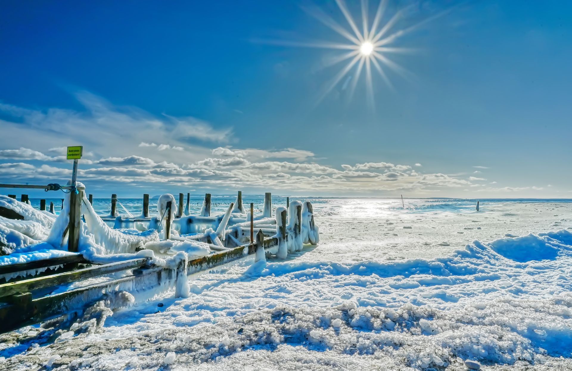 Eis und Schnee am Steg von Vitt (bei Kap Arkona auf Rügen)