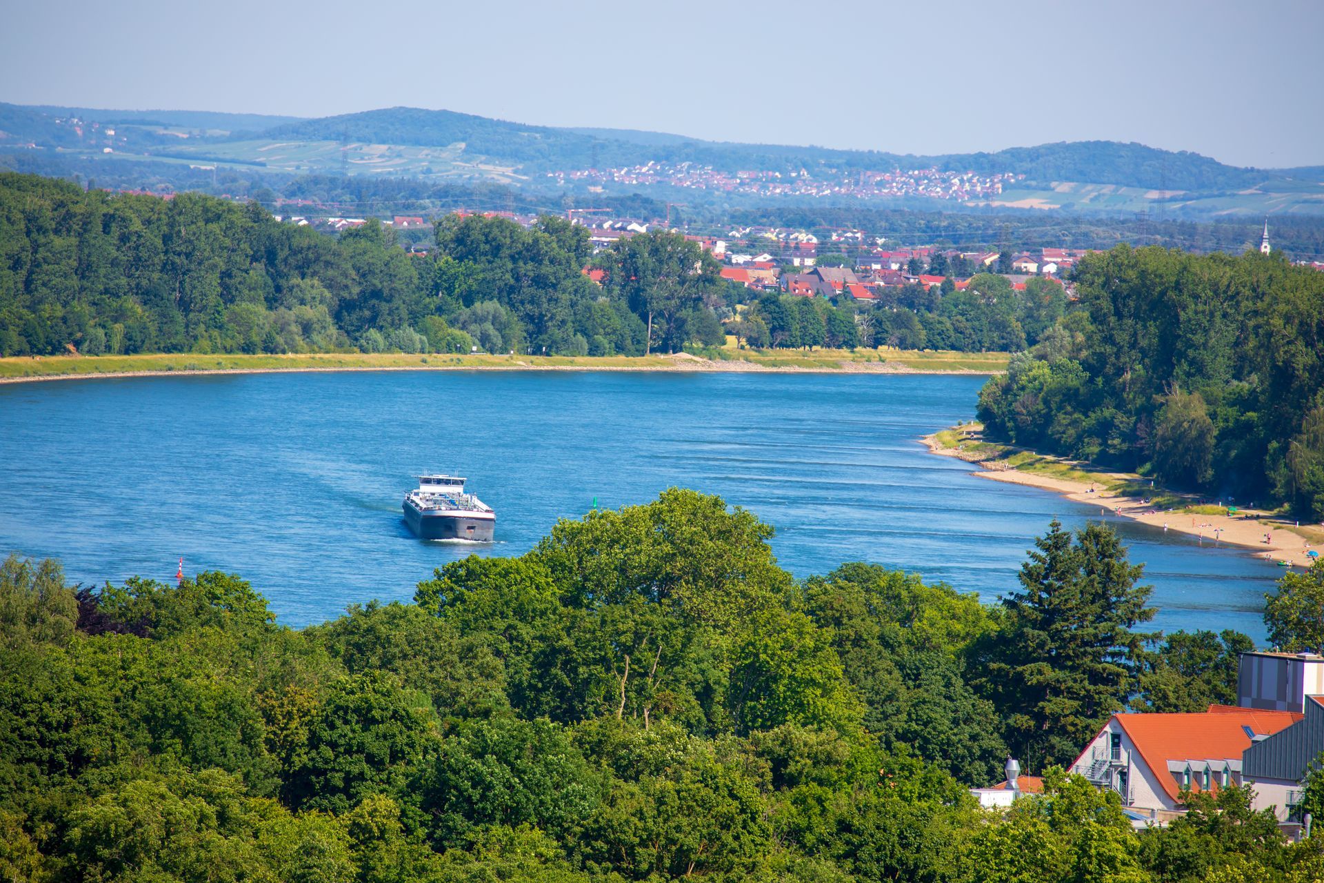 Transportweg durch Binnenschifffahrt am Rhein bei Speyer in Rheinland-Pfalz