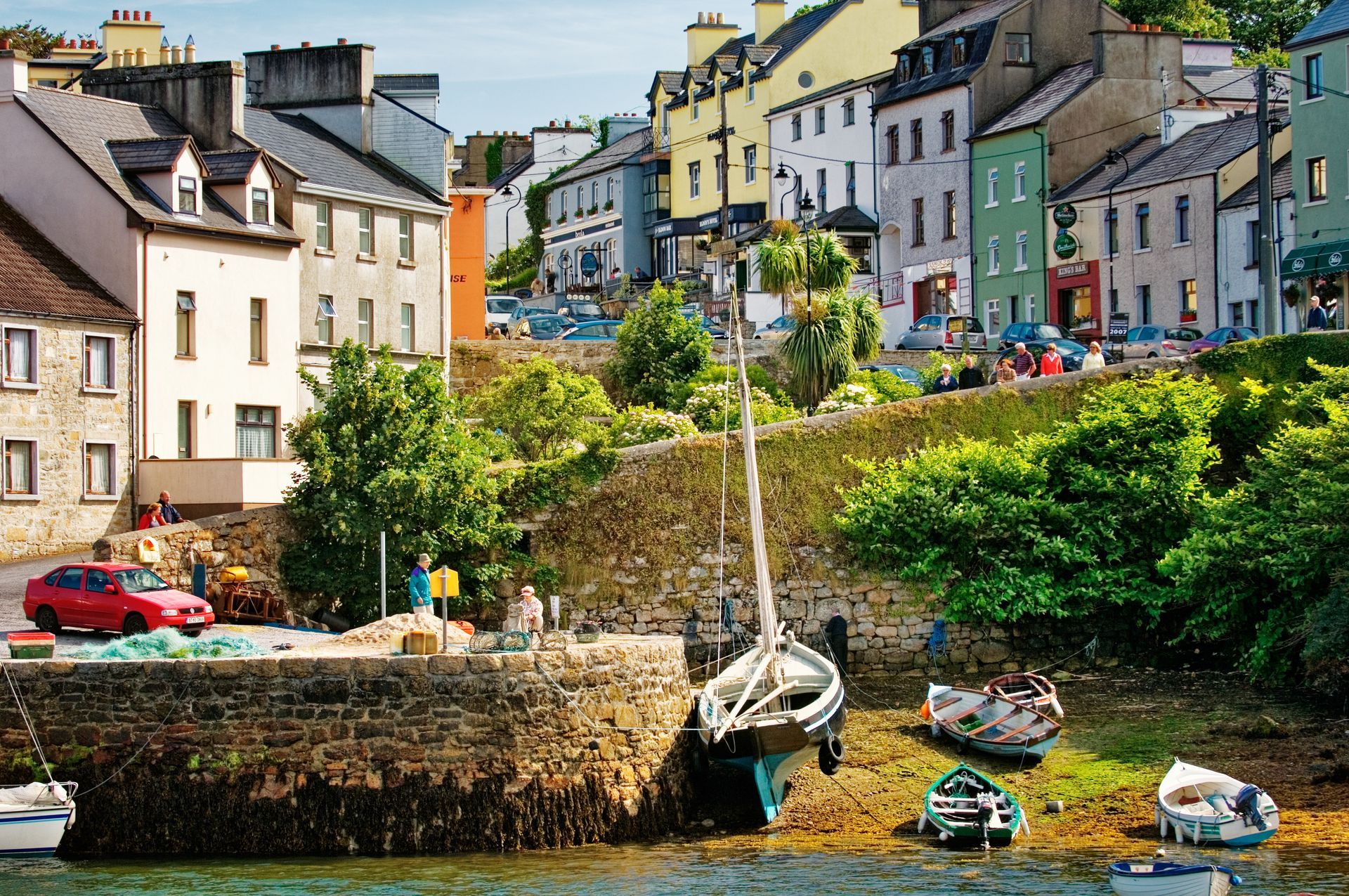Connemara, County Galway. The picturesque fishing village of Roundstone on the west side of Bertraghboy Bay