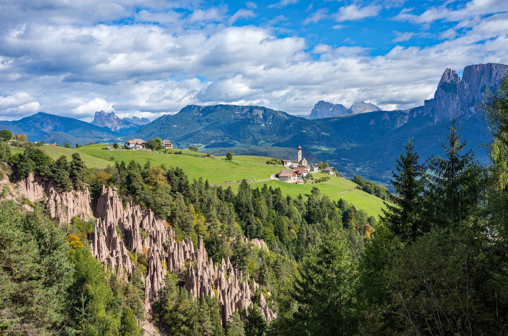 Wandern in Südtirol: Erdpyramiden am Ritten und Kirchturm