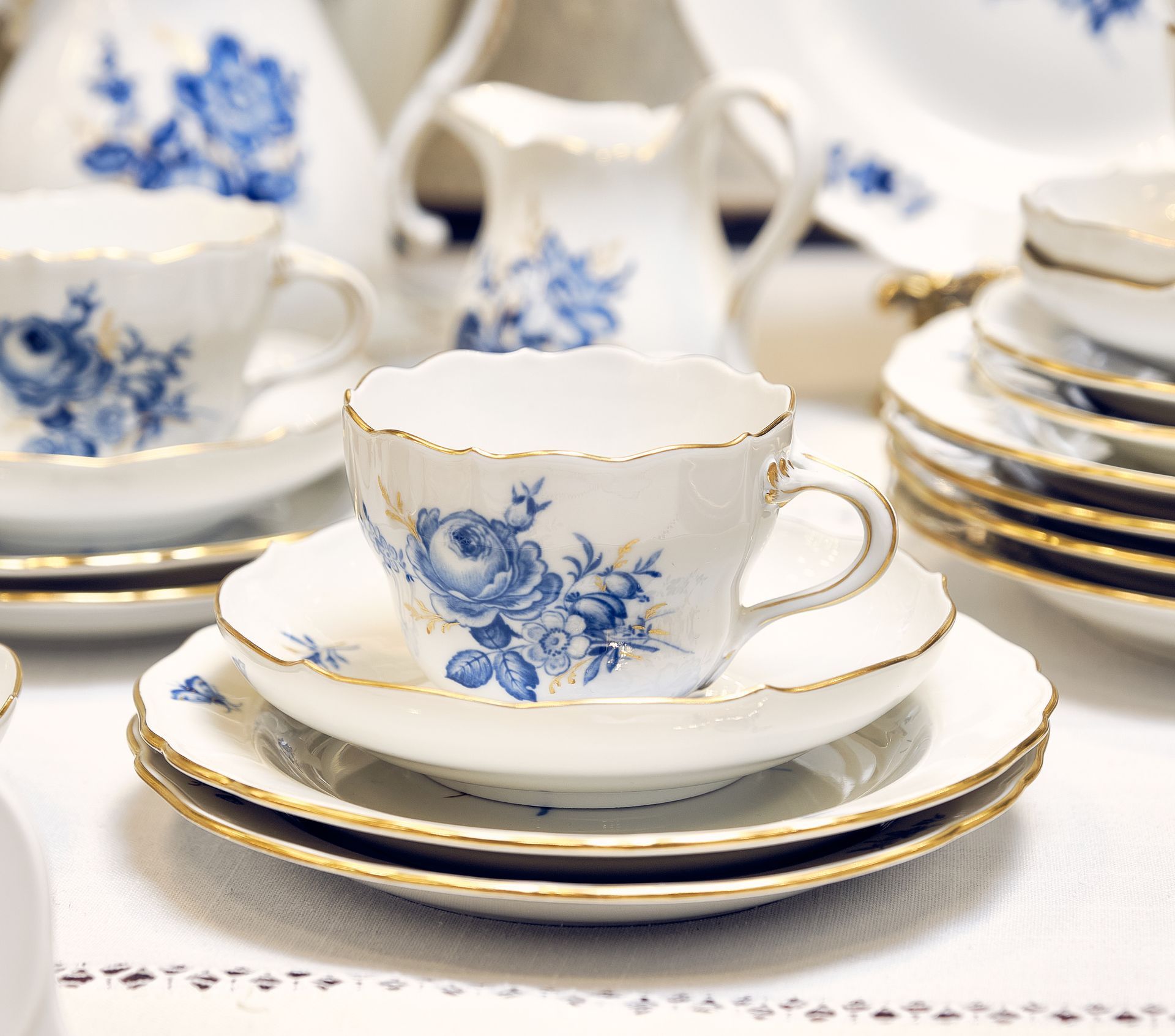 Of course, we consider the Meissen manufactory to be the trendsetter of the porcelain fashion of the onion set. 
It was there that the famous "onion decor" or zwiebelmuster was born in the 1740s as
an