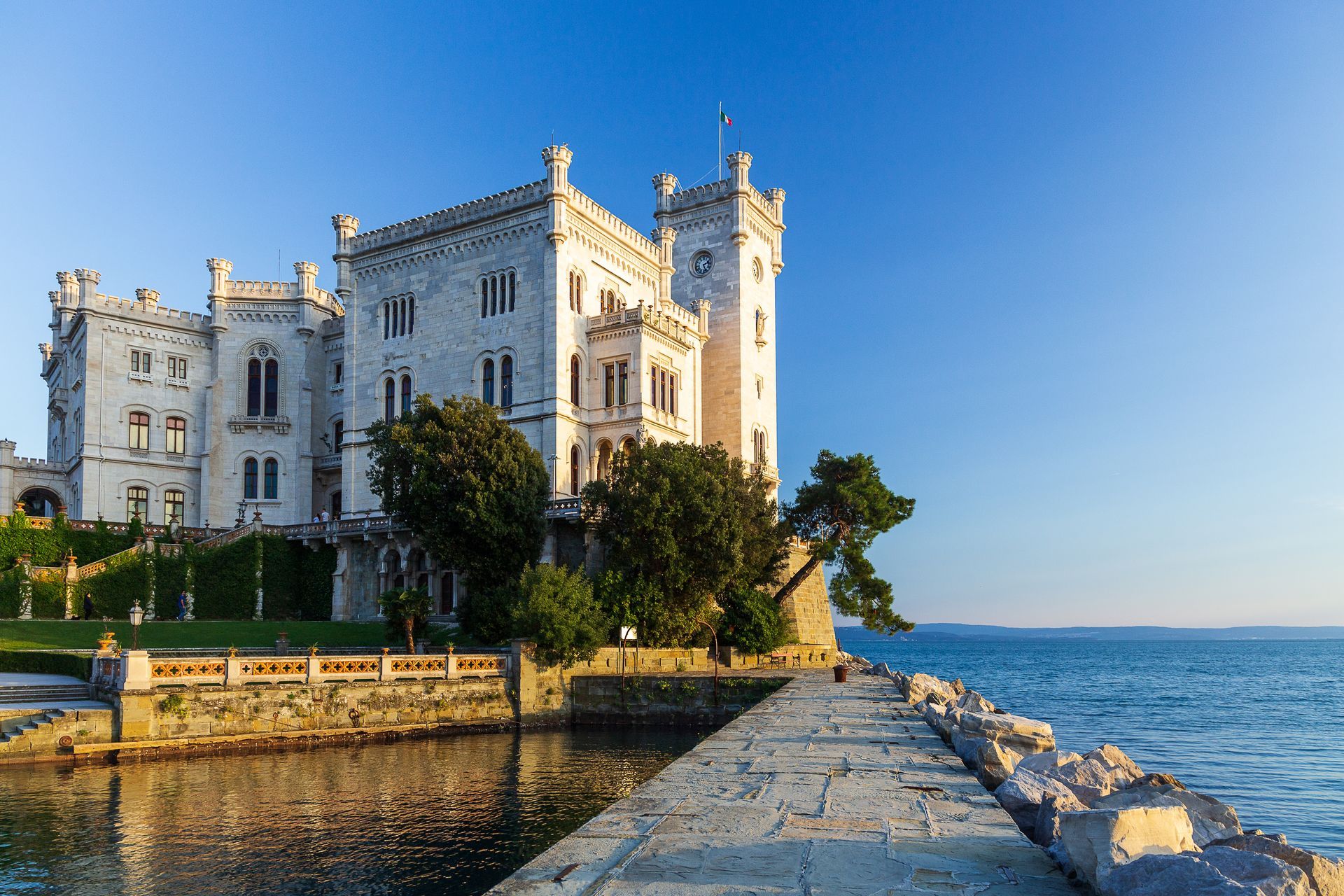 Schloss Miramare bei Triest vom Landungssteg aus