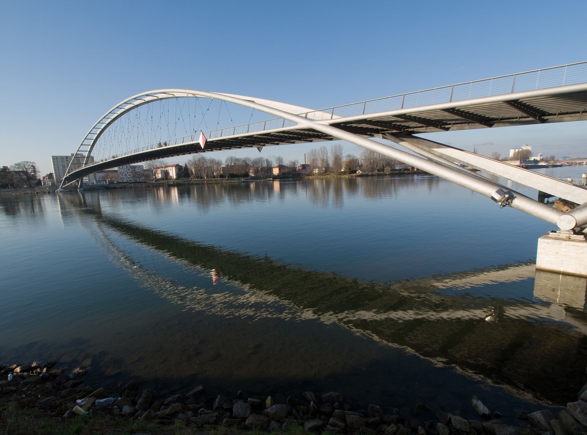 La passerelle piéton de Huningue de profil