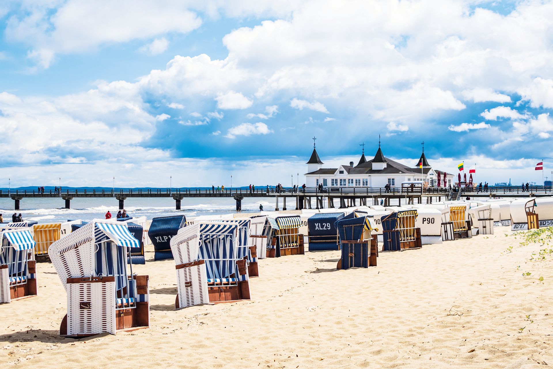 Die Seebrücke und Strandkörbe in Ahlbeck auf der Insel Usedom.