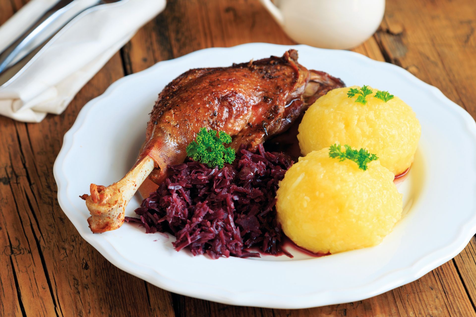 Gänsekeule mit Rotkohl und Klößen